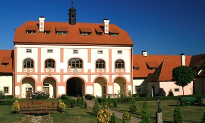 Zámecký statek Býkov