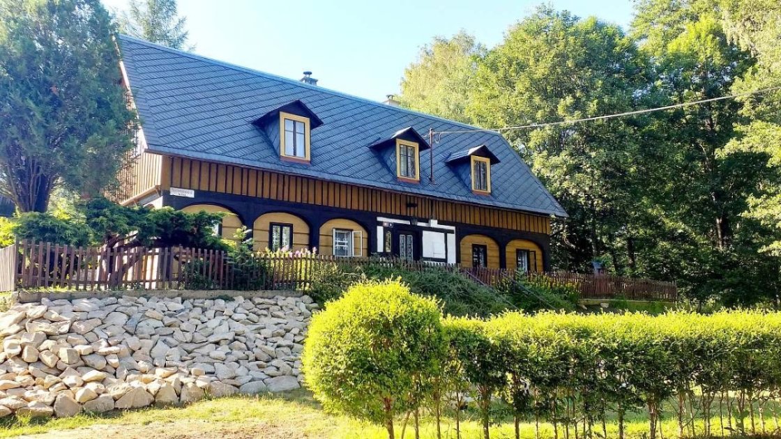 Chalupa nad potůčkem – šumavská pohoda u vody pro rodiny i rybáře