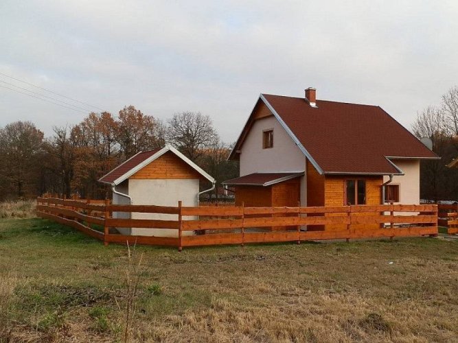 Chata na louce – samota u lesa v Novohradských horách