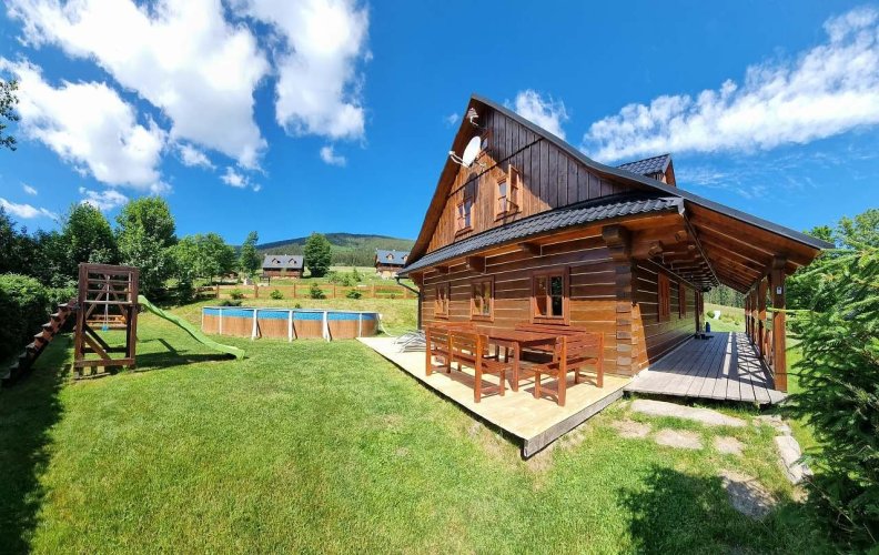 Horská roubenka Stříbrnice – dřevo, ticho a Kraličák za humny