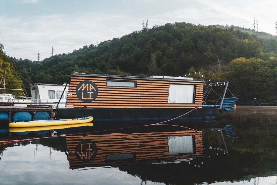 Houseboat MALI – plovoucí útočiště s houpacím křeslem pro dva na Slapech