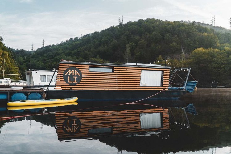 Houseboat MALI – plovoucí útočiště s houpacím křeslem pro dva na Slapech