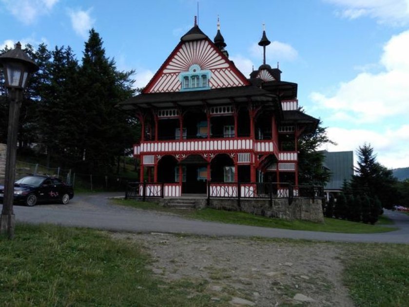 Hotel Maměnka, Prostřední Bečva – Pustevny – srubová secesní stavba, národní kulturní památka