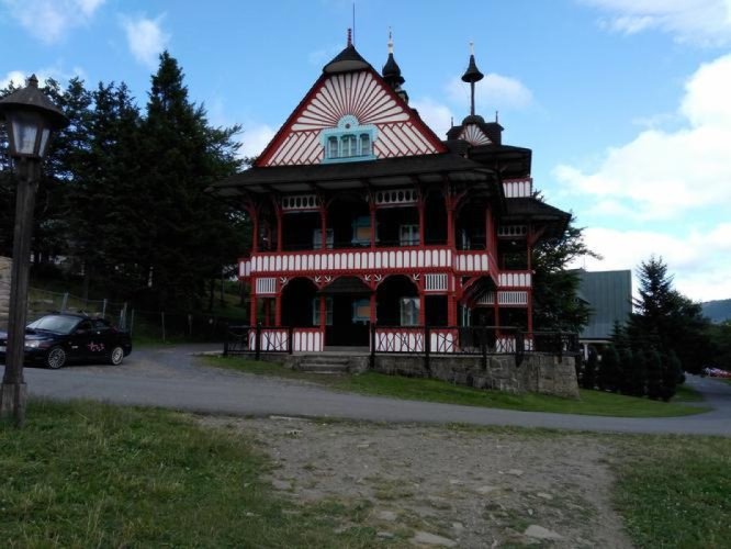 Hotel Maměnka, Prostřední Bečva – Pustevny – srubová secesní stavba, národní kulturní památka
