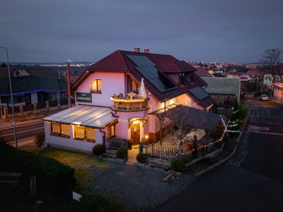 Restaurace a penzion U kostela