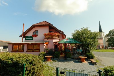 Restaurace a penzion U kostela