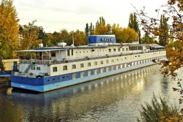 BOTEL RACEK***