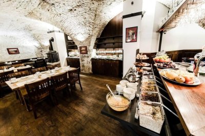 ARCHIBALD AT THE CHARLES BRIDGE