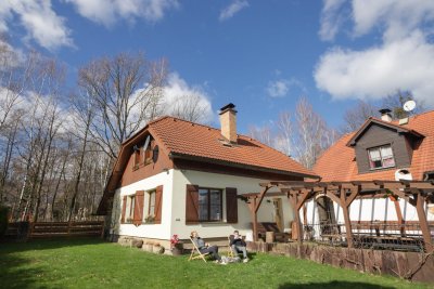 Chaloupka u řeky