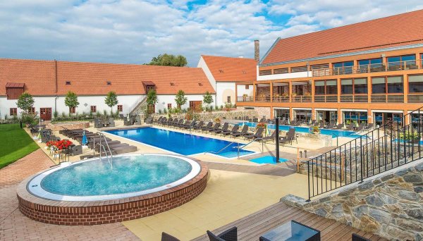 HOTEL ZÁMEK VALEČ
