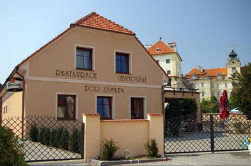 Restaurace a penzion pod zámkem